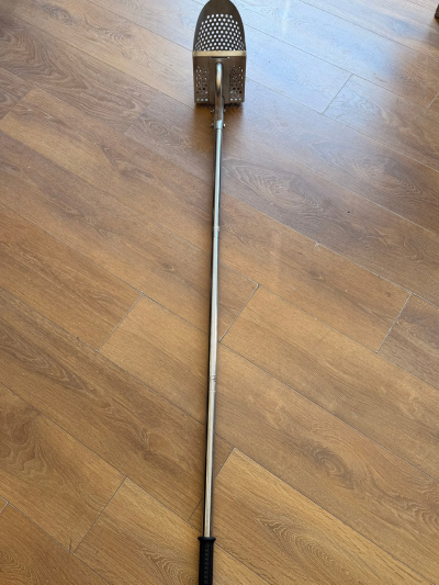 סקופ מתכת איכותי עם מוט מתקפל וידית מתכת